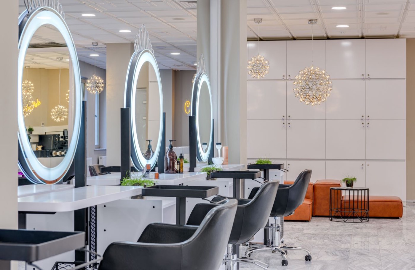 Exemple de site Fox & Fern : le salon, un fauteuil près de la fenêtre