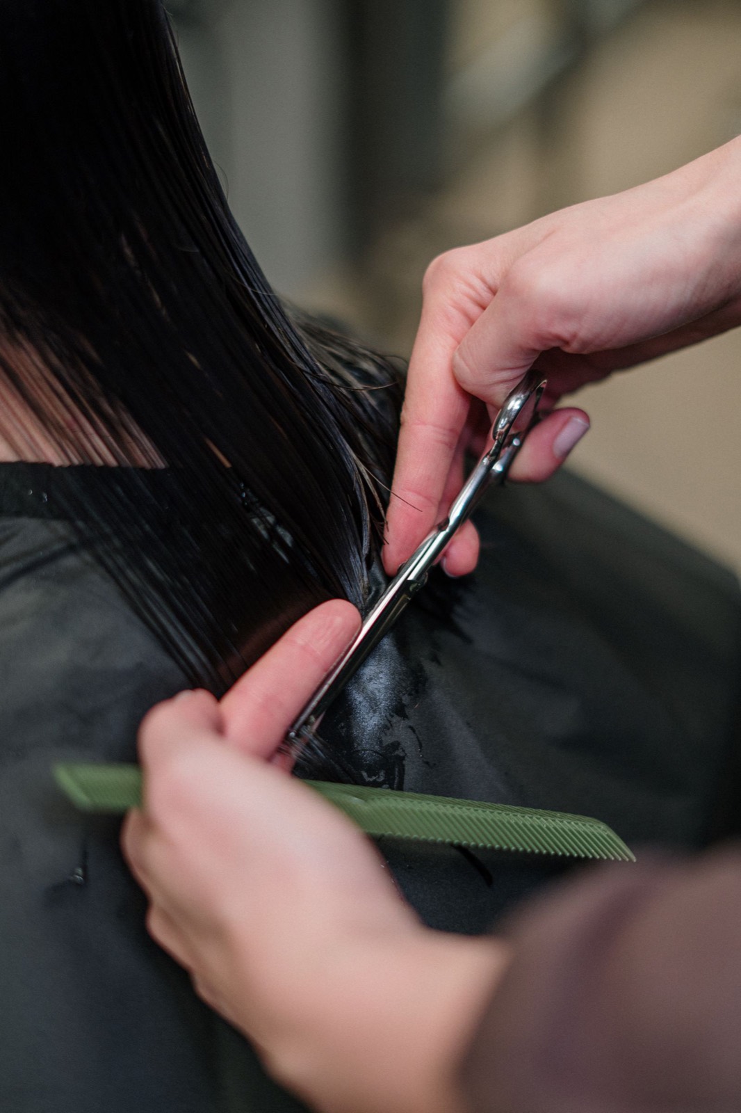 Une coiffeuse fait une coupe près de la fenêtre, chez Fox & Fern